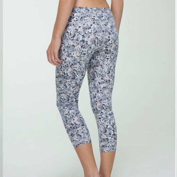 Lululemon wunder under crops in pink / gray camo size 4 - Picture 1 of 9